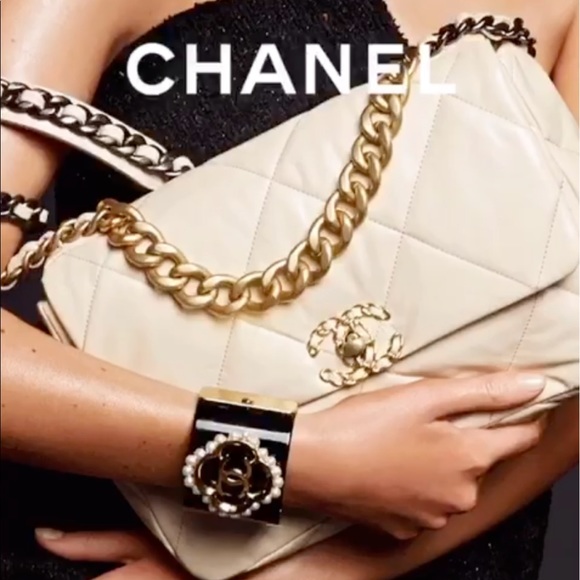 GONE 💨🚨Gorgeous soft goatskin Chanel 19 bag 🔥🎁 - Picture 3 of 10